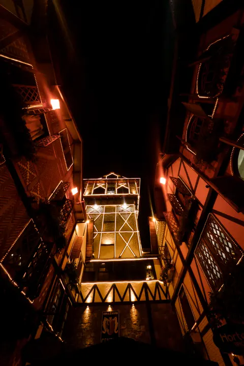 Vila Capivari iluminada, a poucos metros da pousada