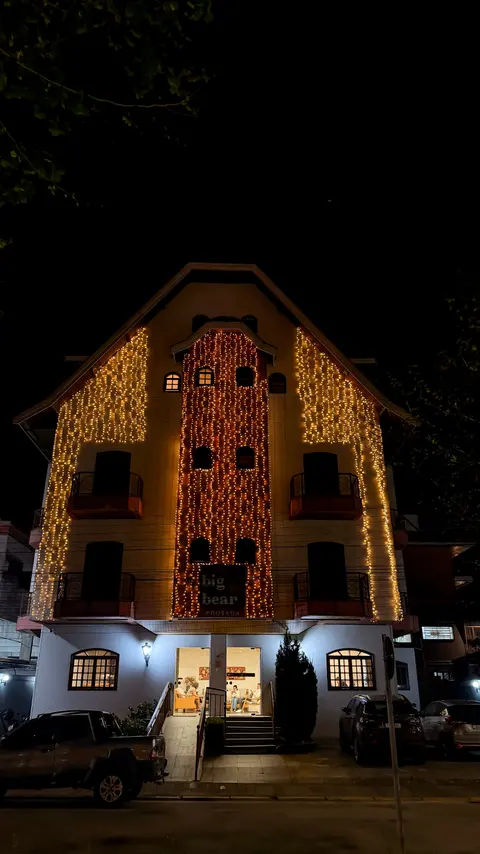 Fachada da Pousada Big Bear 1 iluminada à noite