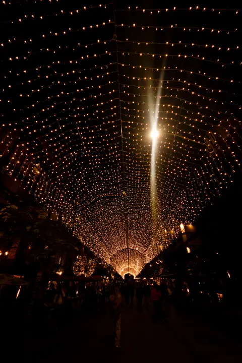 Vila Capivari iluminada, a poucos metros da pousada