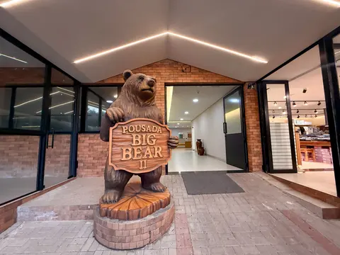 Urso entalhado na entrada da Pousada Big Bear 2