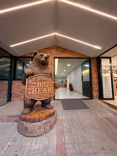 Urso entalhado na entrada da Pousada Big Bear 2