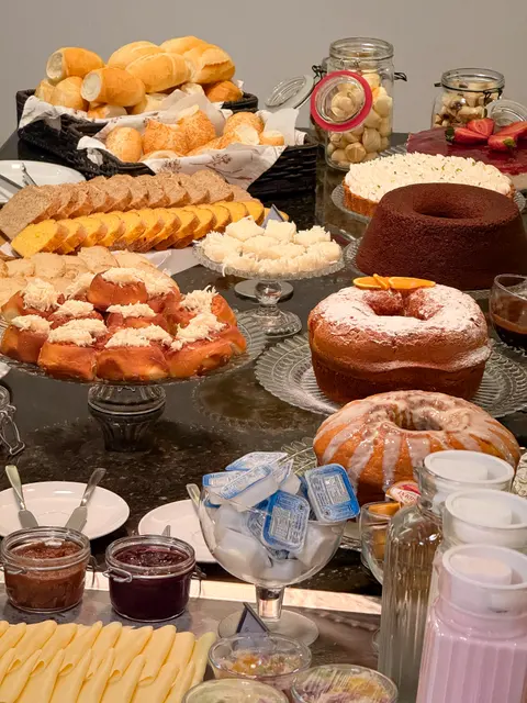 Café da manhã estilo brunch da Pousada Big Bear 2