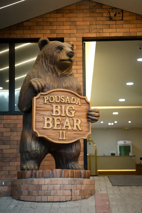 Urso entalhado na entrada da Pousada Big Bear 2